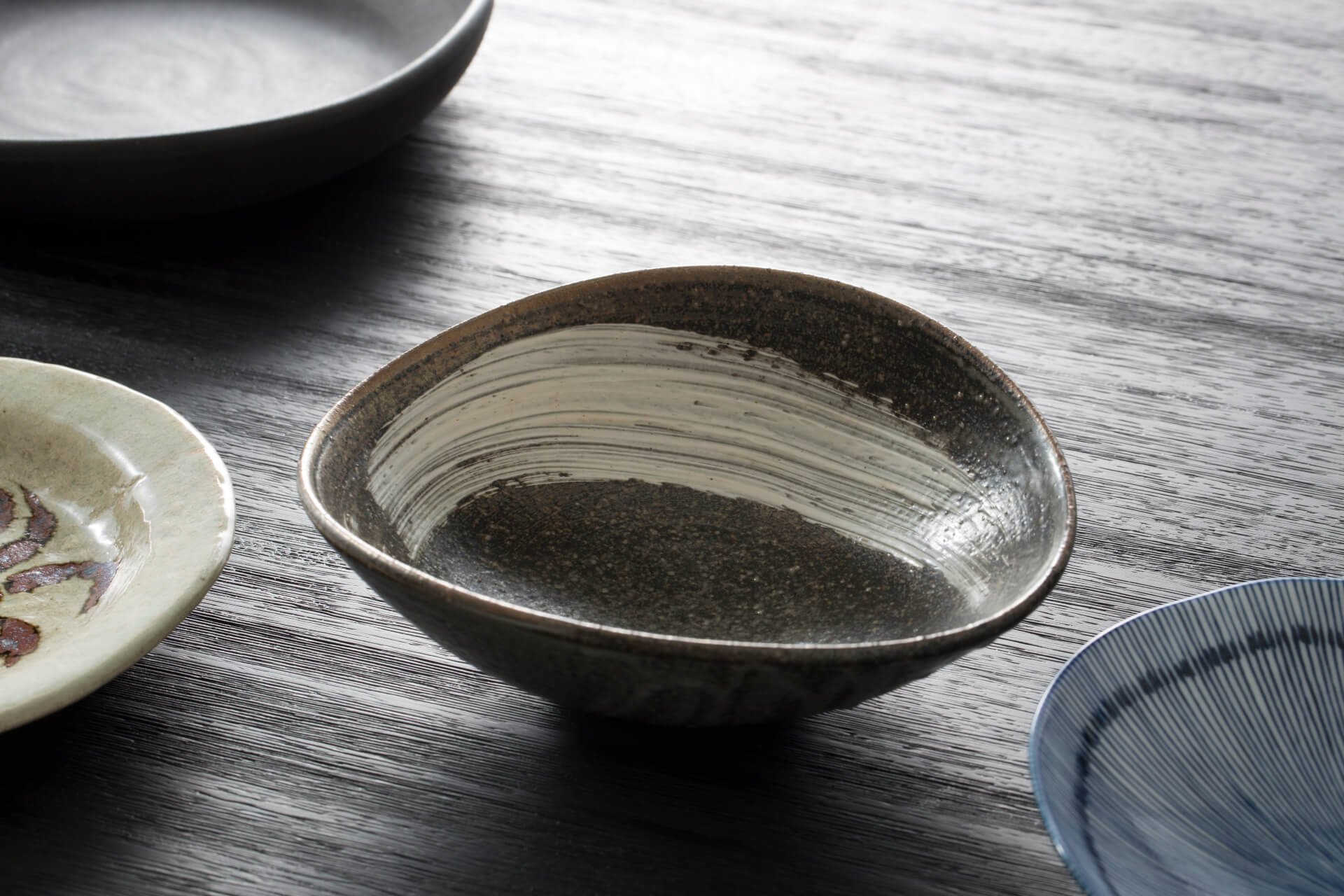 和の伝統美、洋の洗練、中華の重厚感。各国料理にふさわしい器を、業務用卸としてご提供。