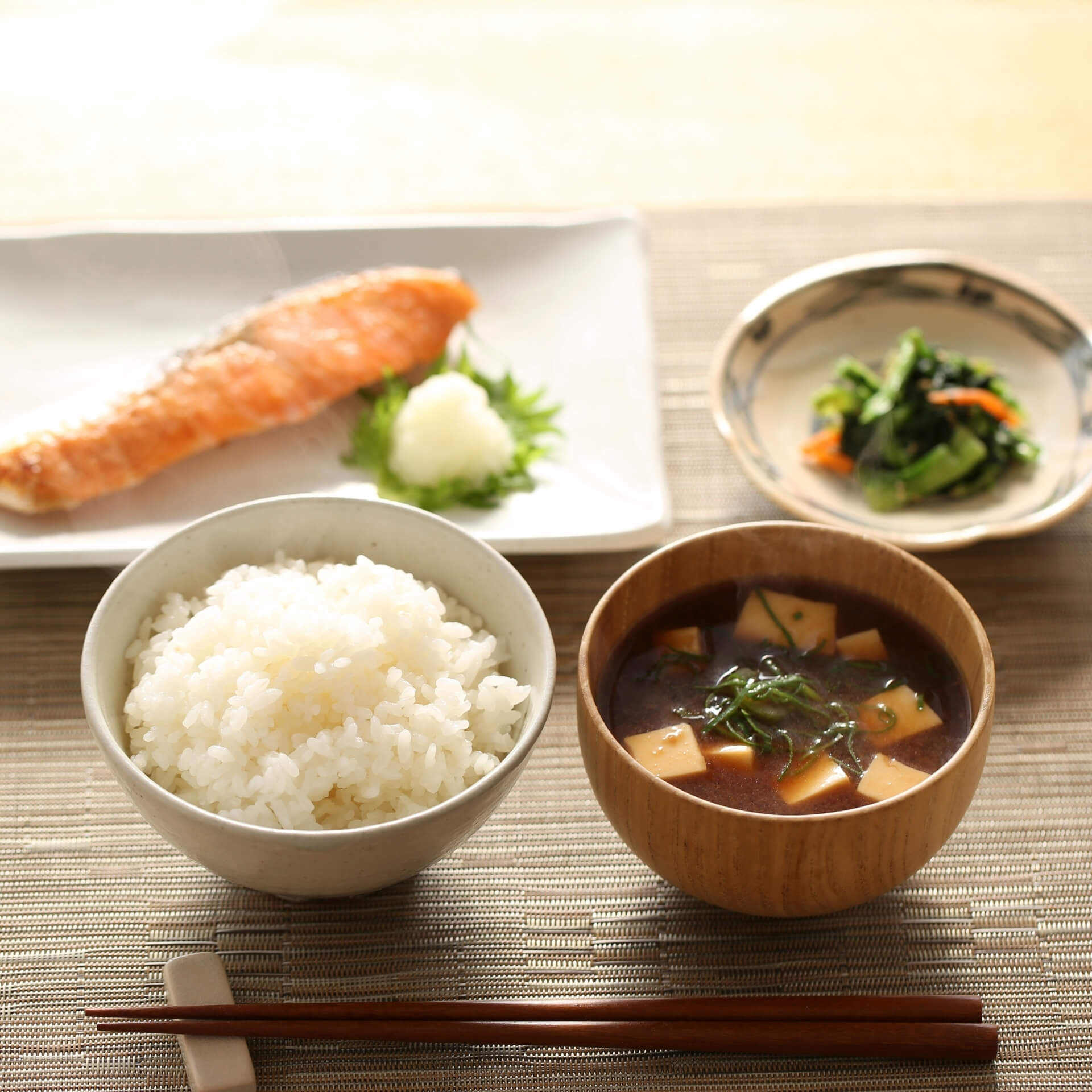 和食器を使った日本料理
