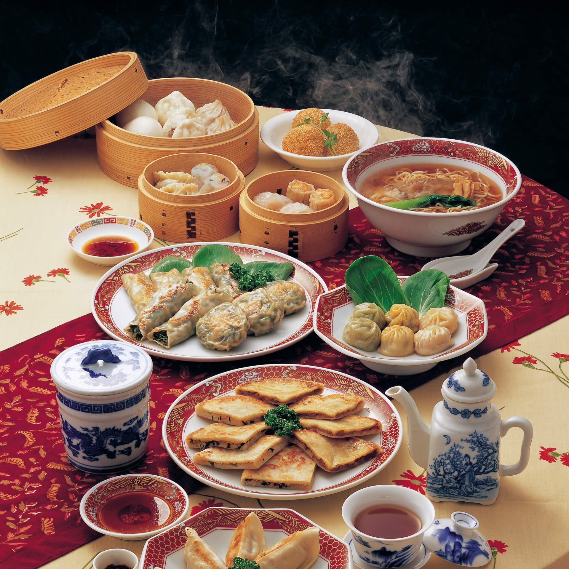 中華食器を使った中華料理